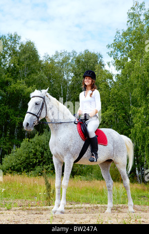 Bild des glücklichen weibliche Jockey auf Appaloosa Pferd im Freien sitzen Stockfoto