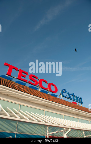 EXTRA TESCO Supermarkt an Trostre Fachmarktzentrum Llanelli, Wales UK Stockfoto