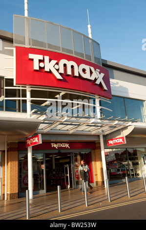 T.K.Maxx Rabatt Bekleidungsgeschäft, Trostre Fachmarktzentrum Llanelli, Wales UK Stockfoto