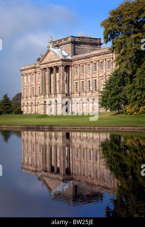 Lyme Park Süd gerichteten Portikus, im Stil Klassizismus Palladios, überragt mit Darstellungen von Neptun, Venus und Pan. Stockfoto