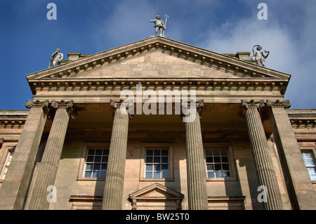 Lyme Park Süd gerichteten Portikus, im Stil Klassizismus Palladios, überragt mit Darstellungen von Neptun, Venus und Pan. Stockfoto