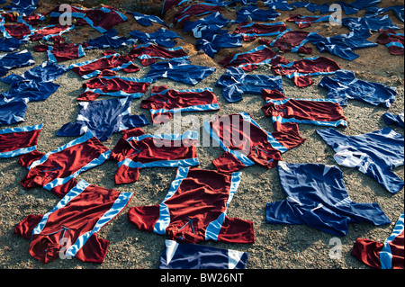 T-Shirts in der Sonne trocknen auf einem indischen Flussufer. Andhra Pradesh, Indien Stockfoto