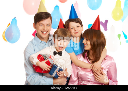 Porträt von glücklichen jungen und ihre Eltern umarmen einander und lachen Stockfoto