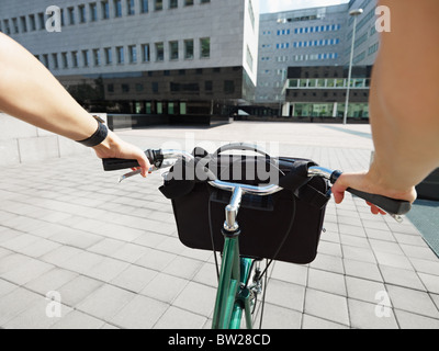 Beschnitten, Blick auf Geschäftsfrau, die mit dem Fahrrad zur Arbeit gehen Stockfoto