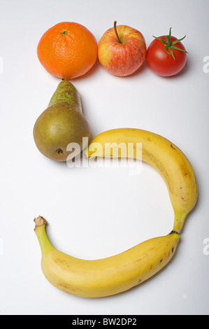 Obst und Gemüse als Zahl fünf angezeigt Stockfoto