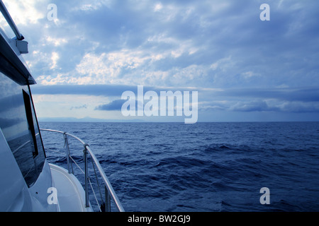 Boot Segeln in stürmischen bewölktem, blaue Meer, Yacht-Seitenansicht Stockfoto