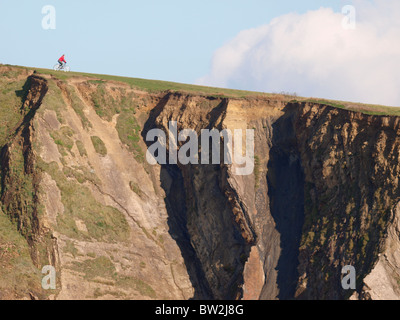 Radsportler, die entlang der Klippe Pfad, Bude, Cornwall, UK Stockfoto
