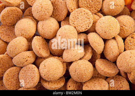 Hintergrund der typischen niederländischen Süßigkeiten: Pepernoten (Ginger Nuts) für eine Feier am 5 Dezember in den Niederlanden Stockfoto