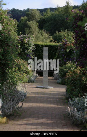 Garten Sonnenuhr Pfad und krautige Grenze Anfang August bei RHS Gärten Royal Horticultural Society Rosemoor Devon UK Stockfoto