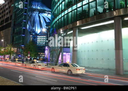 Taxis warten auf der Straße in der Nacht, Potsdamer Platz, Sony Center, Berlin, Brandenburger, Deutschland, Europa Stockfoto