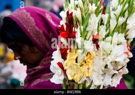 Am frühen Morgen Szene auf dem bunten Blumenmarkt in der Nähe von Howrah Brücke in Kalkutta. Stockfoto