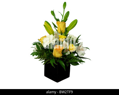 Schöner Blumenstrauß der Blumen in schwarzer Vase; isoliert auf weiss Stockfoto