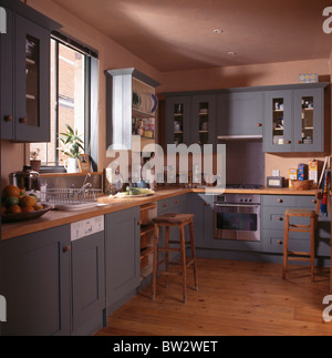 Bauernküche Weiße Schränke - Weiße Schränke in Küche mit hellgrauer