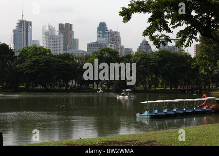 Gebäude über den Mann betrachtet gebildet See im Lumphini Park oder Lumpini Park in Zentral-Bangkok, Thailand. Stockfoto