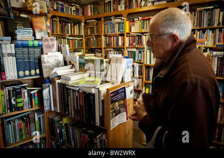 Ein Mann Surfen walisische Bücher in Ystwyth Bücher neue und gebrauchte unabhängigen Buchhandlung, Aberystwyth Wales UK