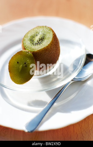 Bild von frische Kiwi geschnitten in gläsernen vase Stockfoto