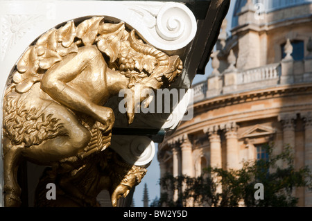 Ein Blick auf die Radcliffe Camera durch eine Passage aus der Oxford High Street. Stockfoto