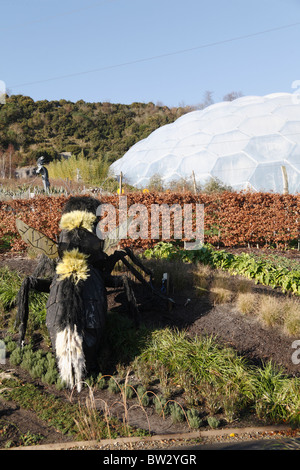 Biene-Skulptur Außenansicht des Eden Projekt Biome Cornish Gärten St Austell Cornwall UK Herbst bis Winter Stockfoto