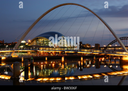 Reflexionen der Gateshead Millennium Bridge und Salbei Zentrum am Fluss Tyne, Newcastle, Tyne and Wear. Stockfoto