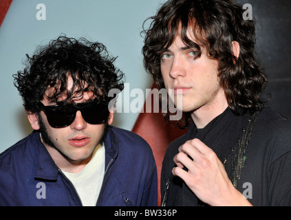 MGMT-Mitglieder Ben Goldwasser, Andrew VanWyngarden im Ankunftsbereich für 6. Annual TEEN VOGUE Young Hollywood Party in Los Angeles Stockfoto