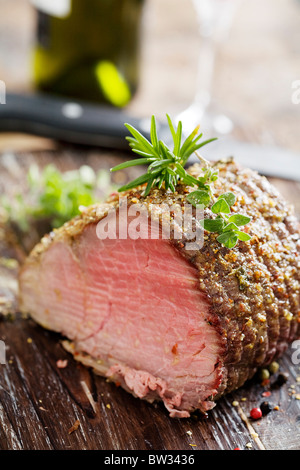 schönes Stück gebratenes Rinderfilet Rindfleisch in Kräutern bedeckt Stockfoto