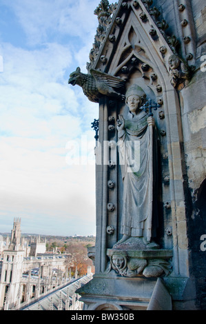 Geschnitzte Ornament hoch oben auf den Turm der Kirche St Mary die Jungfrau mit All Souls College nach unten unten, Oxford, UK Stockfoto