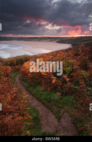 Herbst Sonnenaufgang über Crantock Bay in der Nähe von Newquay an der Küste von North Cornish Stockfoto