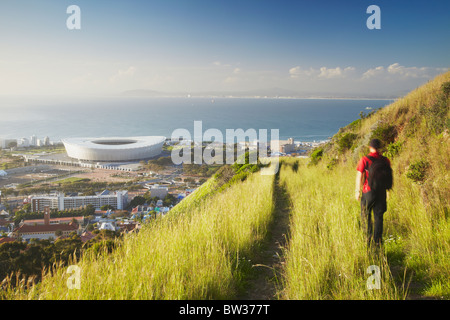 Menschen wandern auf Signal Hill mit Green Point Stadion in Hintergrund, Cape Town, Western Cape, Südafrika Stockfoto