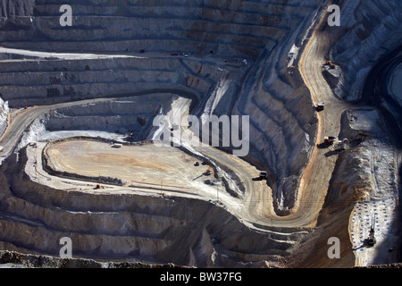 Großer Kipper mir in Unterseite der Kennecott Kupfermine in zentrale Utah. Draufsicht. Im Tagebau. Feldweg Terrasse. Stockfoto