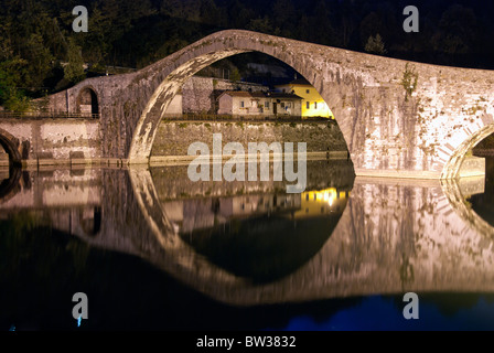 Farben und Reflexionen der Teufelsbrücke in der Nacht, Italien Stockfoto