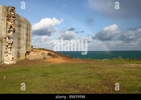 Regenbogen über dem Meer an der Westküste Guernseys Stockfoto