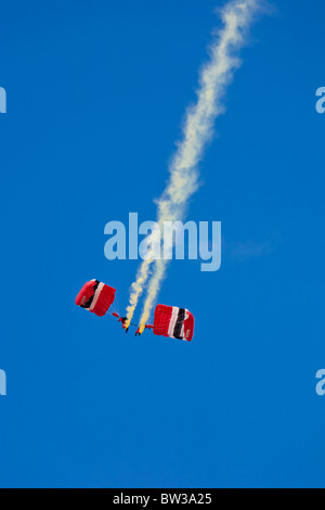 Red Devils Parachute Regiment Freefall Team Leistung bei Flugschau in NAS Jacksonville, Florida Stockfoto