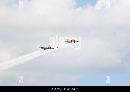 Roter Stern und The Dragon Jet Team fliegen die Viper-29 Red Star und BAC 167 Strikemaster während der Flugschau in NAS Jacksonville, Florida Stockfoto