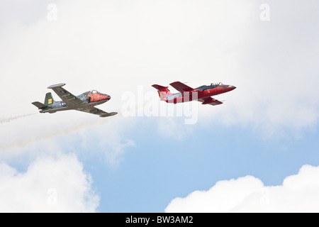 Roter Stern und The Dragon Jet Team fliegen die Viper-29 Red Star und BAC 167 Strikemaster während der Flugschau in NAS Jacksonville, Florida Stockfoto