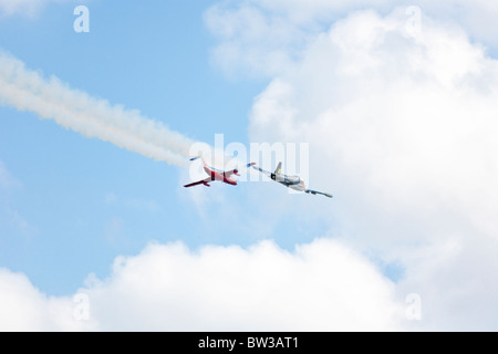 Roter Stern und The Dragon Jet Team fliegen die Viper-29 Red Star und BAC 167 Strikemaster während der Flugschau in NAS Jacksonville, Florida Stockfoto