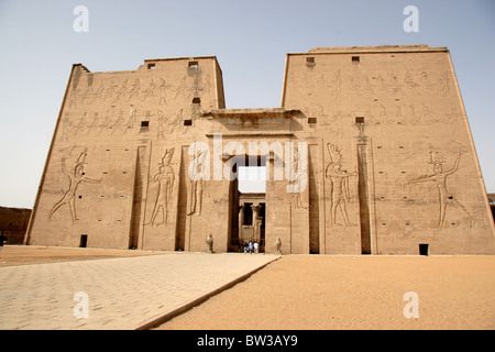 Haupteingang zum ptolemäischen Tempel des Horus in der alten ägyptischen Edfu Stockfoto