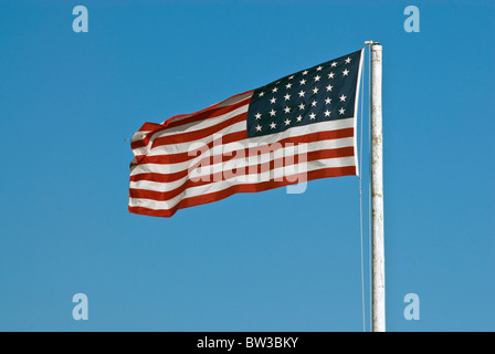 US-Flagge mit 33 Sternen aus dem Zeitraum 1859-1861, die über Fort Lancaster State Historic Site, Texas, USA fliegen Stockfoto