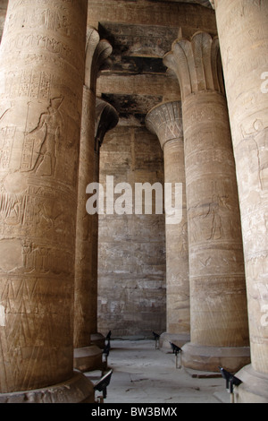 Spalten in der ptolemäischen Tempel des Horus in der alten ägyptischen Edfu. Stockfoto