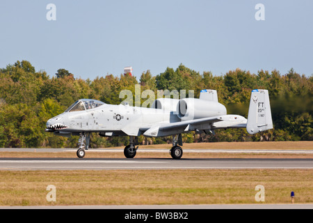 A-10 Thunderbolt Tank Killer tritt in der Air Show im NAS Jacksonville, Florida, auf Stockfoto