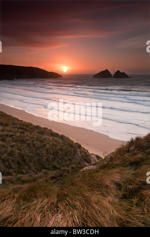 Sonnenuntergang in Holywell Bay in der Nähe von Newquay an der Küste von North Cornish Stockfoto