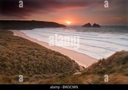 Sonnenuntergang in Holywell Bay in der Nähe von Newquay an der Küste von North Cornish Stockfoto