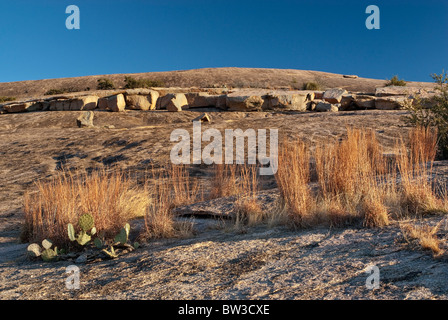 Abgestoßene Granit Schichten am Main Dome of Enchanted Rock im Hügelland in der Nähe von Fredericksburg, Texas, USA Stockfoto