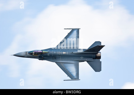 Der F-16 Fighting Falcon Viper Jet tritt in der Air Show in NAS Jacksonville, Florida auf Stockfoto