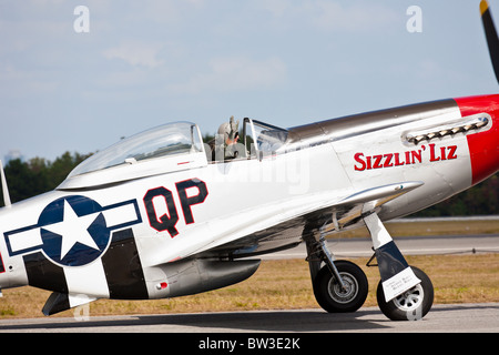 P-51 Mustang Sizzlin Liz bei einer Flugshow NAS Jacksonville, Florida, USA Stockfoto