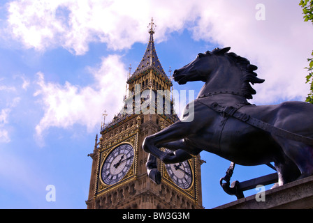 Pferd Statue und Big Ben Stockfoto