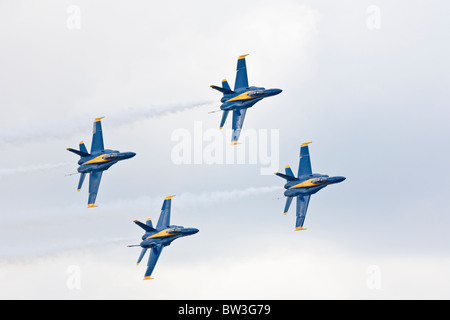 U.S. Navy Flight Demonstration Squadron Blue Angels führen in Flugschau auf NAS Jacksonville, Florida Stockfoto