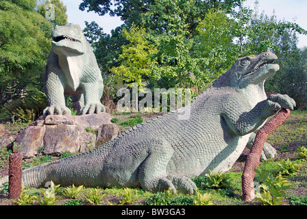 Crystal Palace Dinosaurier Iguanodons Stockfoto