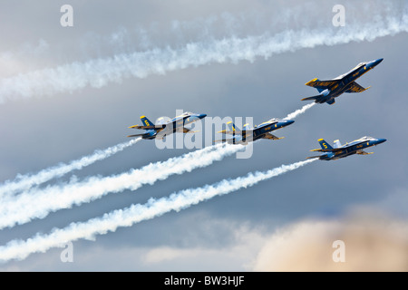 U.S. Navy Flight Demonstration Squadron Blue Angels führen in Flugschau auf NAS Jacksonville, Florida Stockfoto