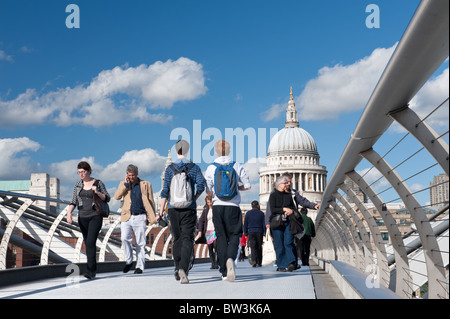 Gruppe von Menschen, die zu Fuß über die Millennium Bridge London Stockfoto