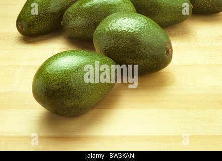 Avocados auf ein Metzger Block Schneidebrett Stockfoto